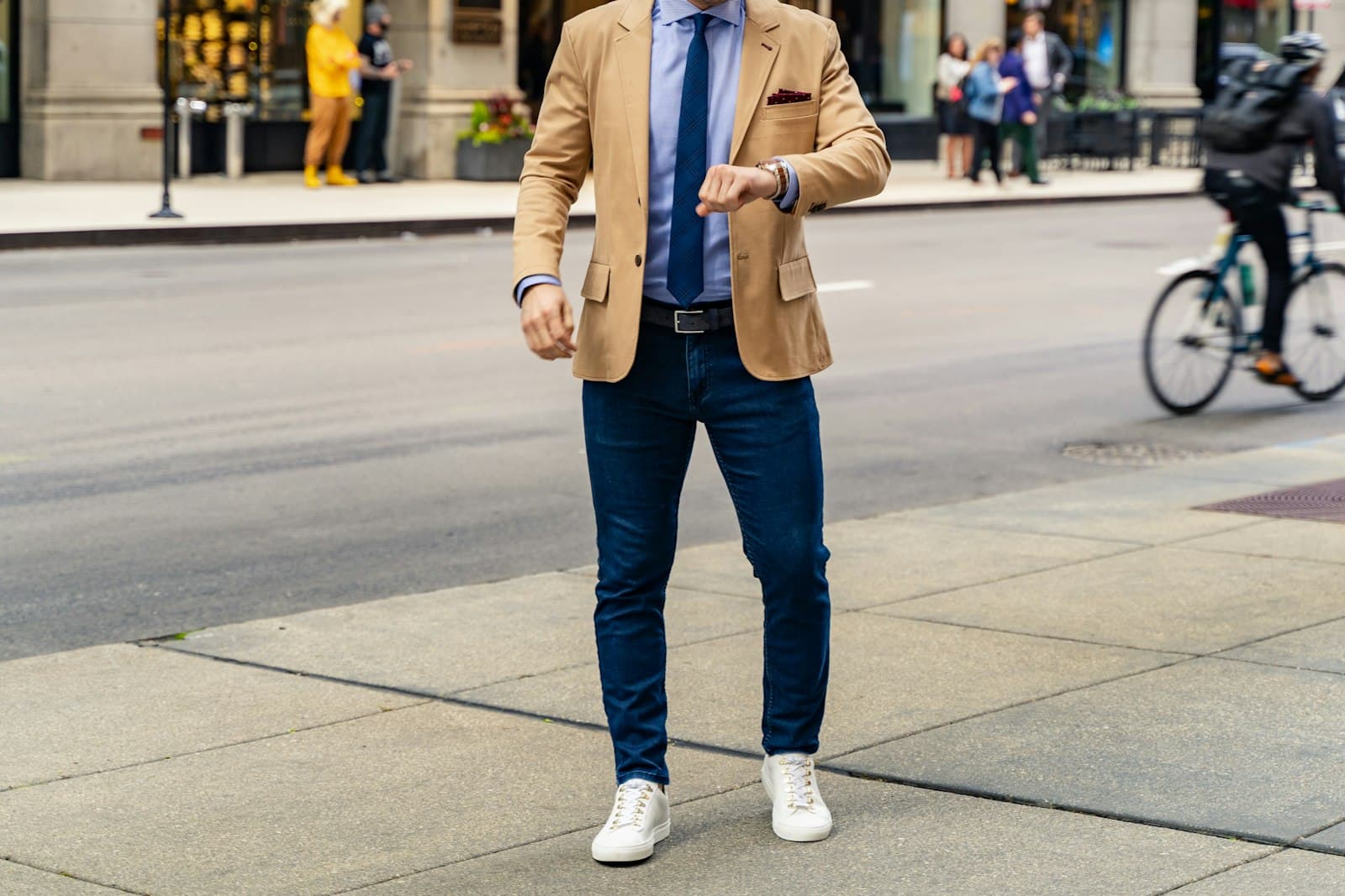 Mặc blazer với áo thun sao cho gọn mà không bị xuề xoà